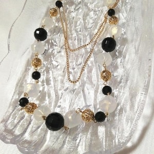Schwarze und weiße Goldkette mit runden Perlen in Form eines Halskettenanhängers, Schmuck-Interieur, Damenaccessoires, Halskette, Anhänger, Andere