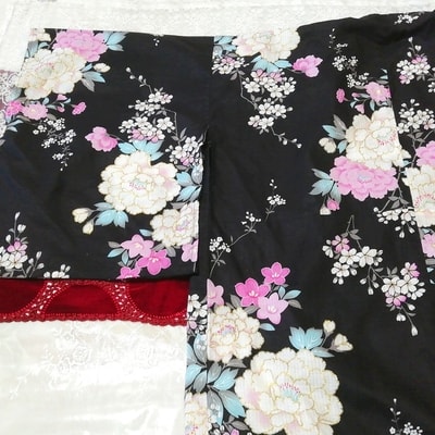 Robe japonaise kimono yukata imprimé floral noir blanc rose, vêtements japonais pour femmes, kimono, Yukata, autres